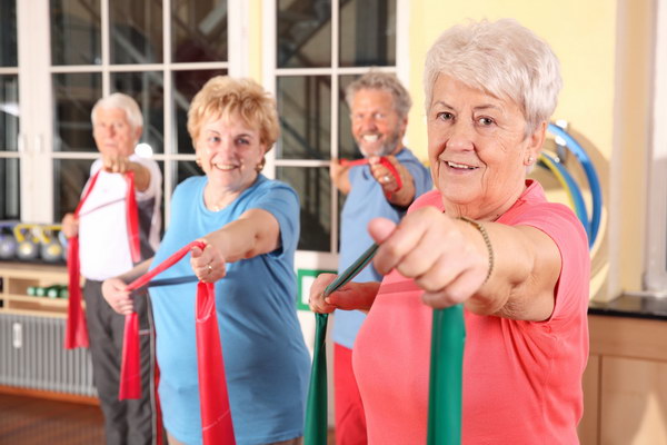 Seniorensport - gemeinsame Übung mit Gymnastikbändern